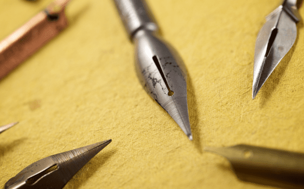 Senator中性廣告筆 - 港生活玩樂誌 Senator品牌書寫工具成立於1920年。 德國進口墨水,書寫性能優良,出墨連續,線條流暢。 筆身採用多種繽紛色彩,滿足各種書寫喜好。 可以局部印刷LOGO和標語。 客製 - 港生活玩樂誌 Senator中性廣告筆